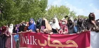 Pakistanlı öğrenciler Hindistan'daki başörtüsü yasağını protesto etti