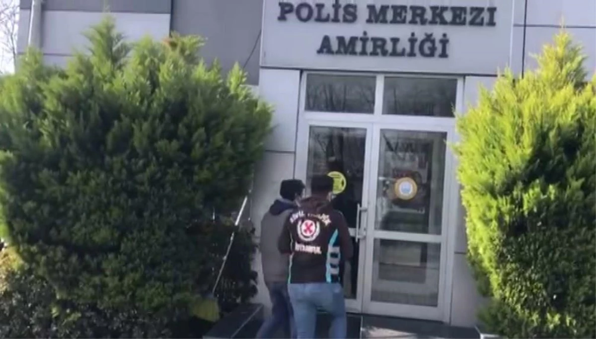 Son dakika haberleri! Kadıköy\'de polisten para isteyen değnekçi yakayı ele verdi