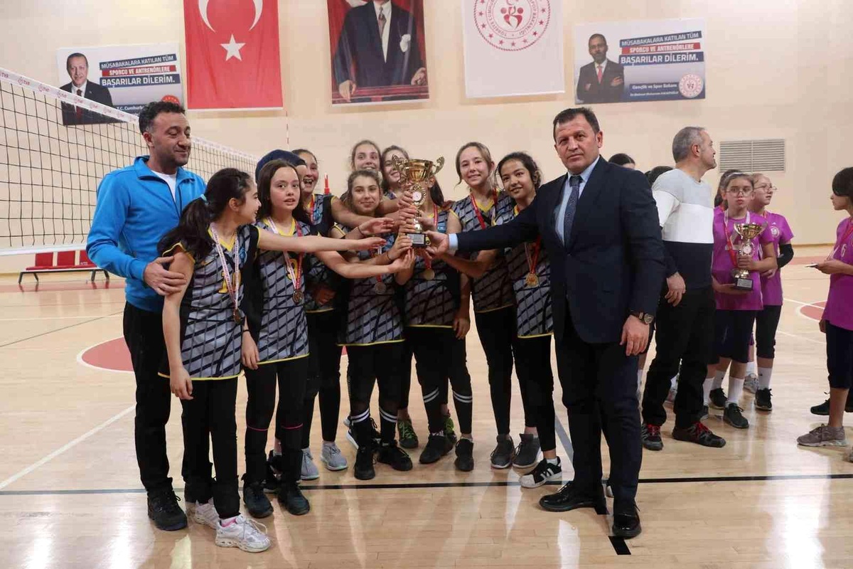 Şampiyon İzzet Öksüzkaya Ortaokulu oldu