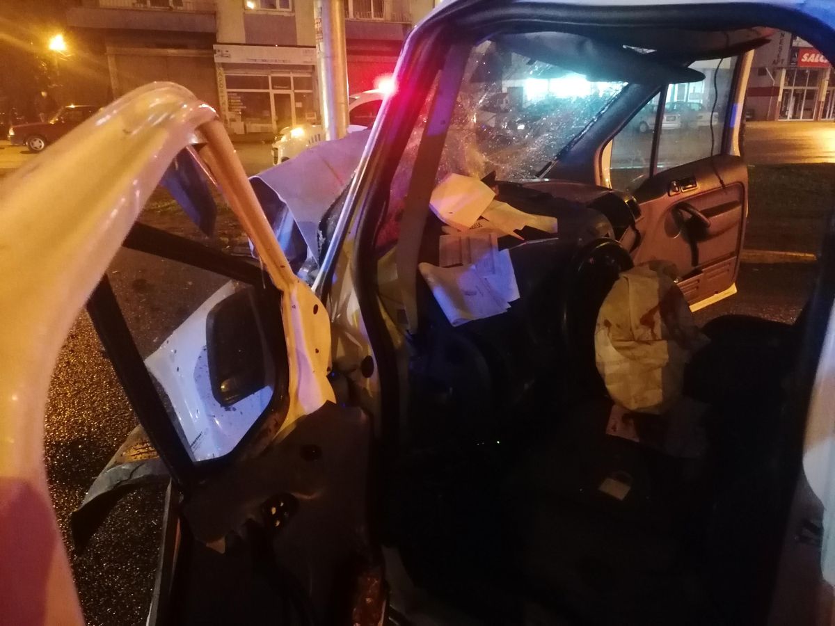 Samsun\'da direğe çarpan hafif ticari aracın sürücüsü öldü