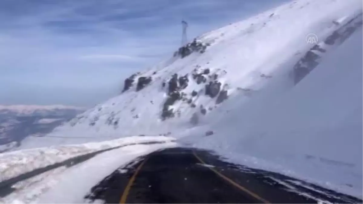 Şavşat-Ardahan kara yolu Sahara Geçidi'nde çığ düştü (2)