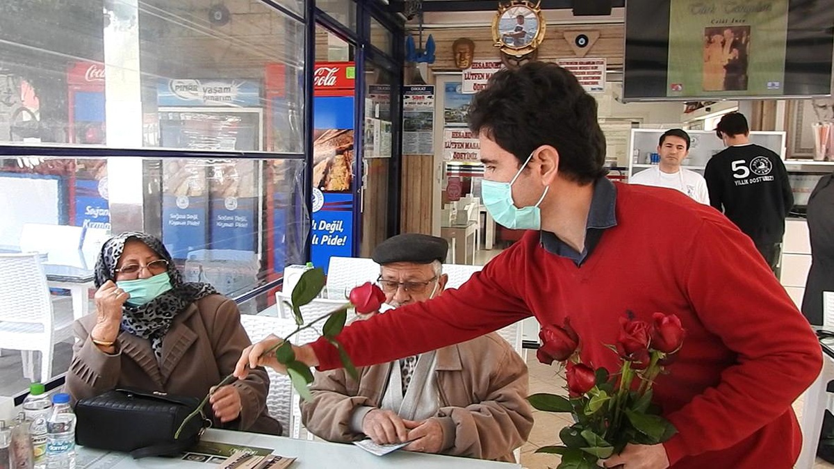Sevgileri eskimeyen Çeşme\'nin yaşlı çiftleri Sevgililer Günü\'nde ağırlandı