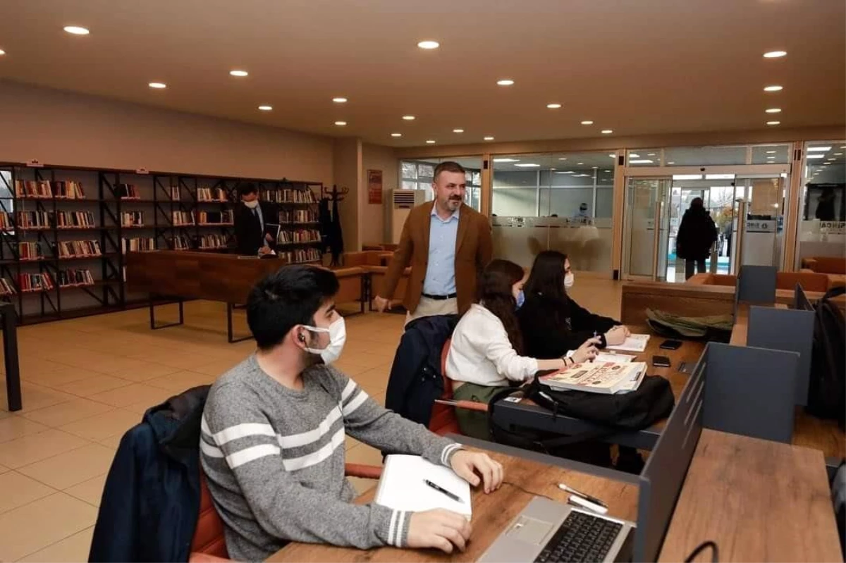 Sincan Belediye Başkanı Ercan millet kıraathanesinde öğrencilerle sohbet etti