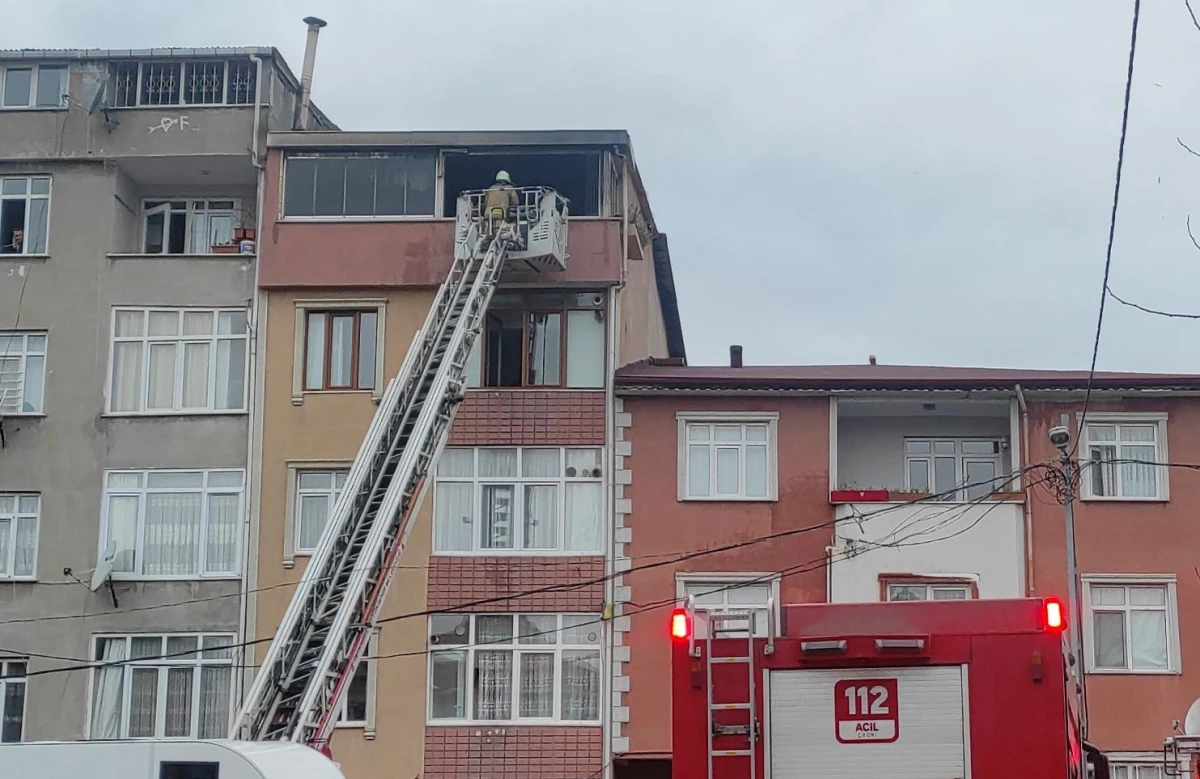 Sultanbeyli\'de 4 katlı bir apartmanın çatı katında yangın çıktı. Olay yerine itfaiye ekipleri sevk edildi