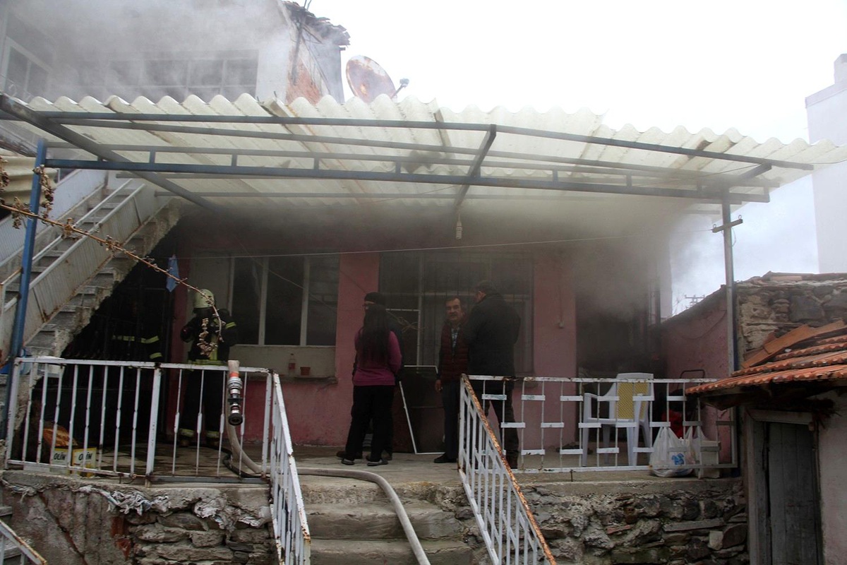 Son dakika haberi: Tarihi evlerin bulunduğu sokakta çıkan yangın korkuttu