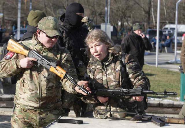 Ukrayna savaşa hazırlanıyor! Ordu, genç yaşlı demeden halka askeri eğitim vermeye devam ediyor