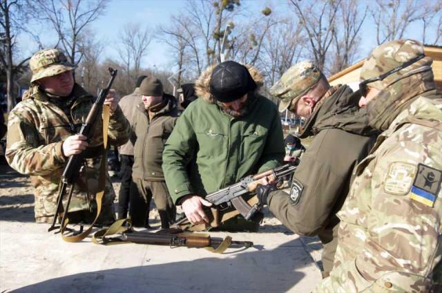 Ukrayna savaşa hazırlanıyor! Ordu, genç yaşlı demeden halka askeri eğitim vermeye devam ediyor