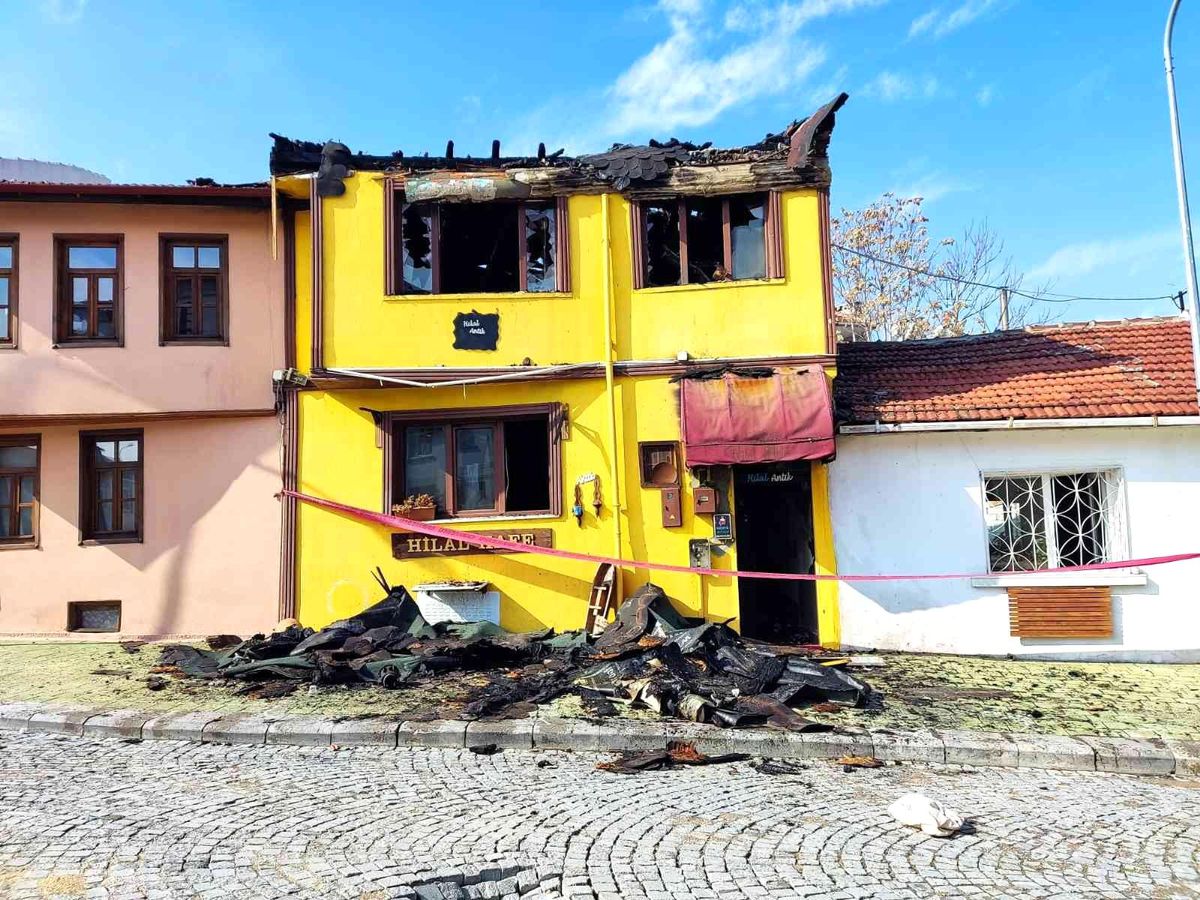 Son dakika! Yangına müdahale ederken düşen itfaiye eri ağır yaralandı