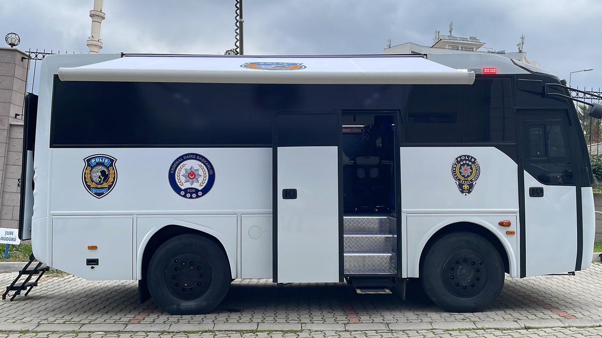 Yeni nesil kriminal inceleme aracı, İzmir polisine teslim edildi
