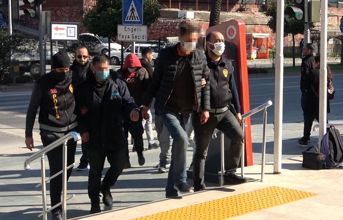 10 ayrı otomobilden hırsızlık yapan 4 şüpheli tutuklandı