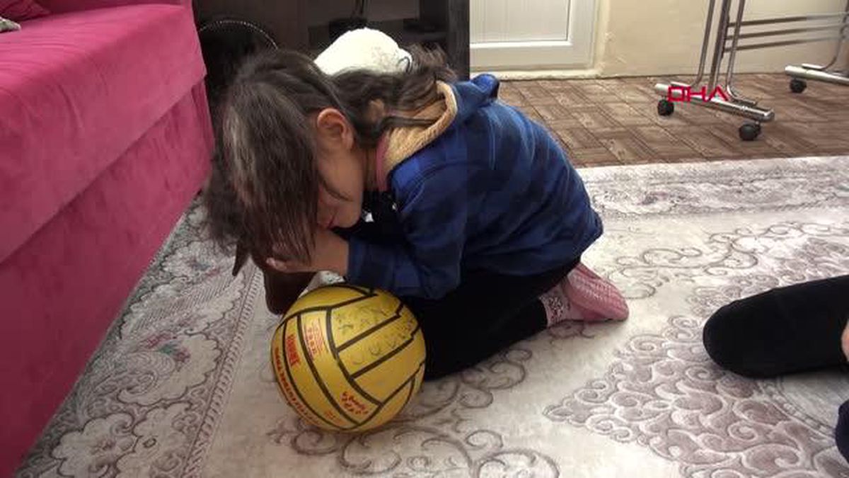 20 GÜNLÜK 'KAHVE' İSİMLİ KUZUYA EVDE BEBEK GİBİ BAKIYORLAR