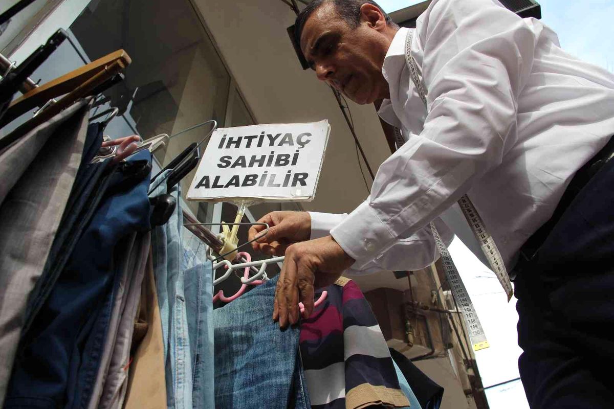 10 yıldır yoksulları giydiriyor