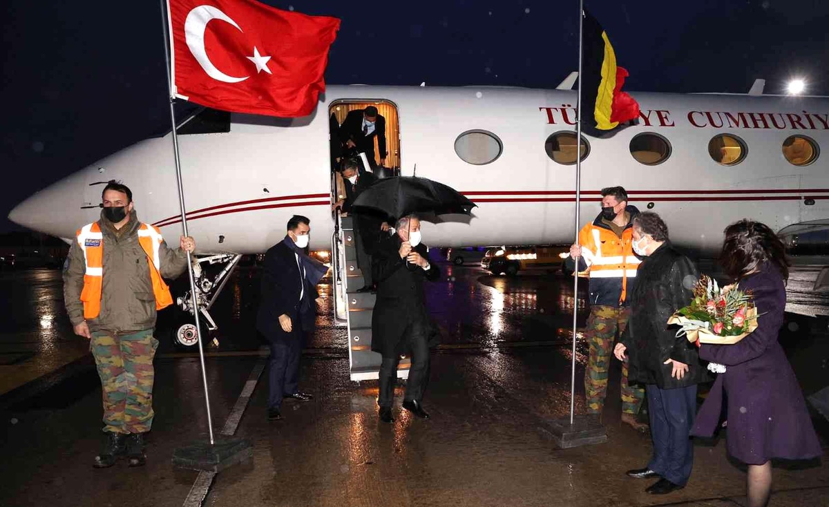 Son dakika haberleri... Bakan Akar, NATO Savunma Bakanları Toplantısı için Brüksel\'e ulaştı