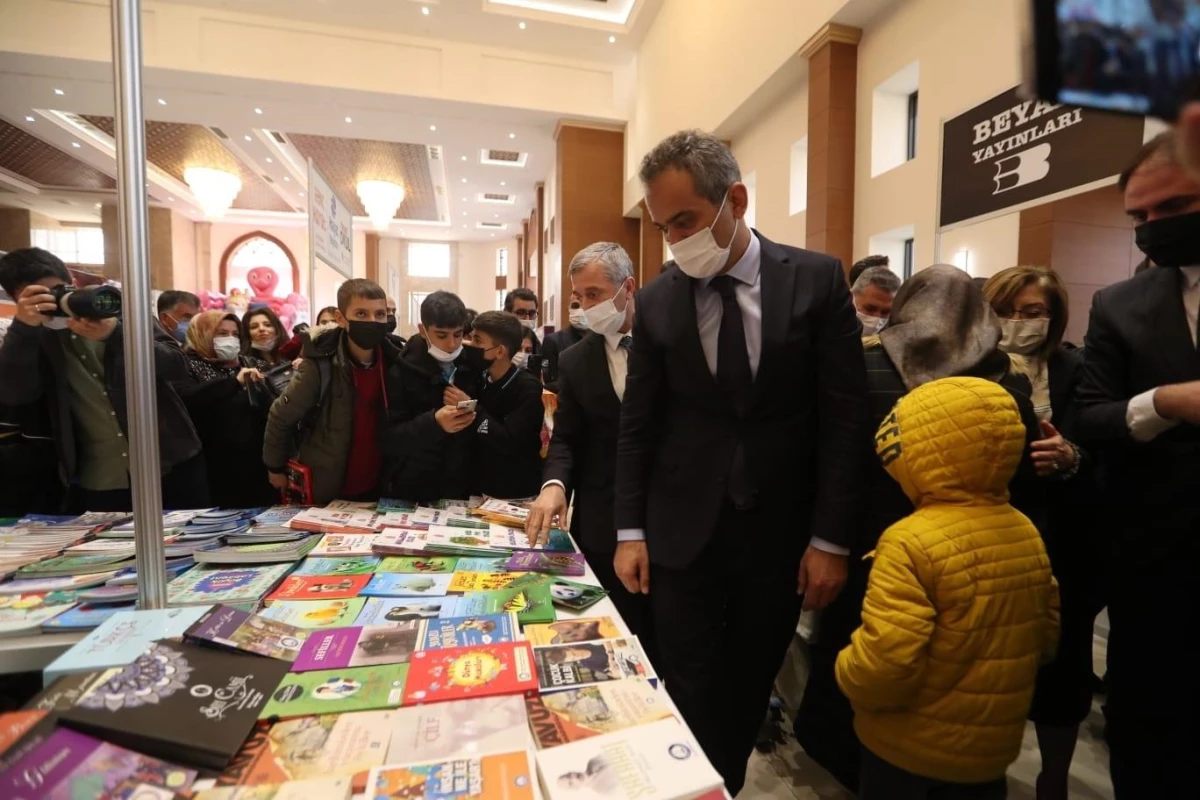 Son dakika haberleri: Bakan Özer Çocuk Şenliği Kitap Fuarı\'nı ziyaret etti