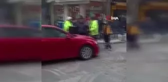 Bandırma'da cadde üstünde otomobille çarpışan hafif ticari araç takla attı