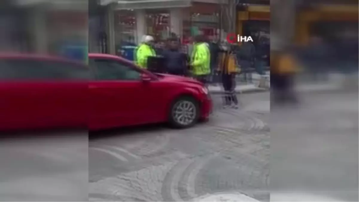 Bandırma'da cadde üstünde otomobille çarpışan hafif ticari araç takla attı