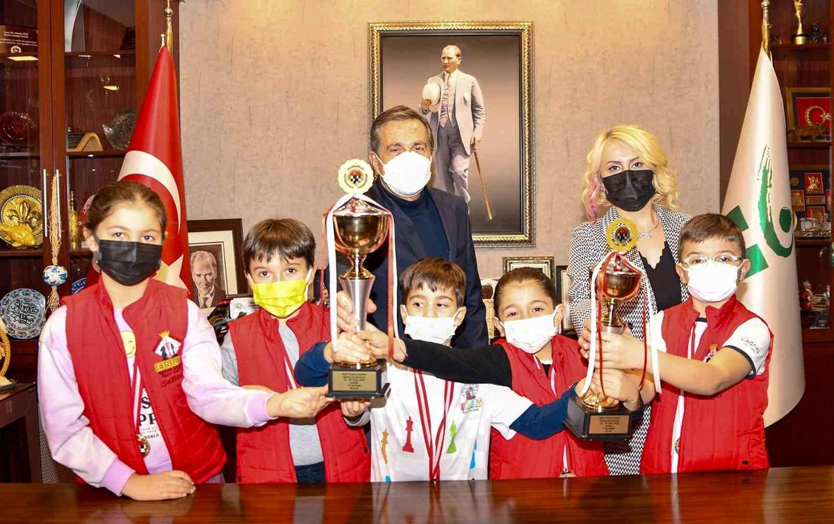 Başarılı satranççılardan Başkan Ataç\'a ziyaret