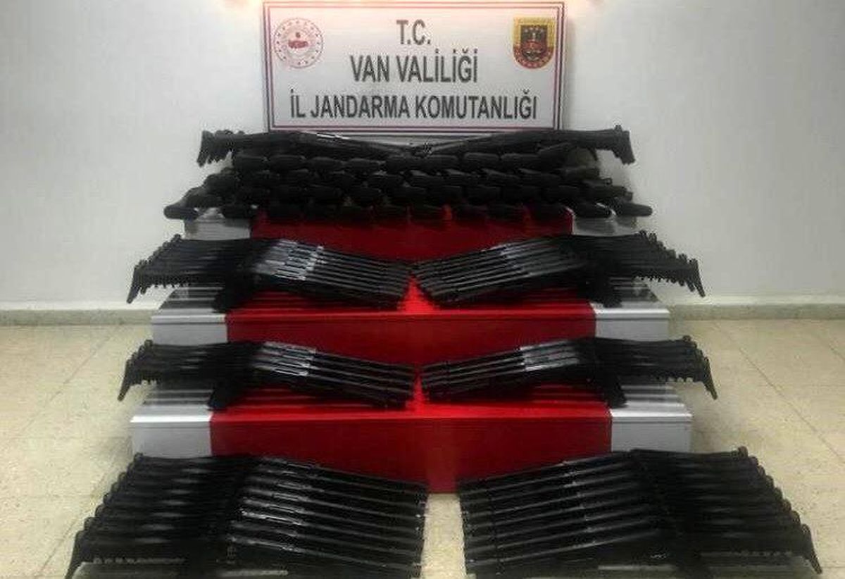Başkale\'de 100 adet av tüfeği ele geçirildi