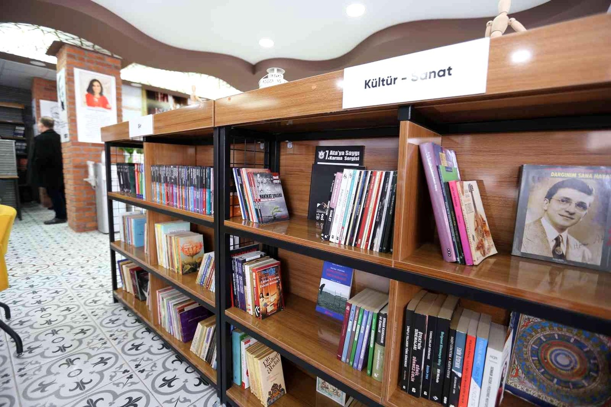 Başkan Atay Efeler\'i kitaplarla dolduruyor