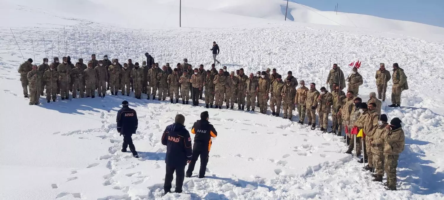 Güvenlik korucularına çığ eğitimi verildi