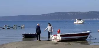 ÇANAKKALE'DE DENİZ ÇEKİLDİ, TEKNELER KARAYA OTURDU