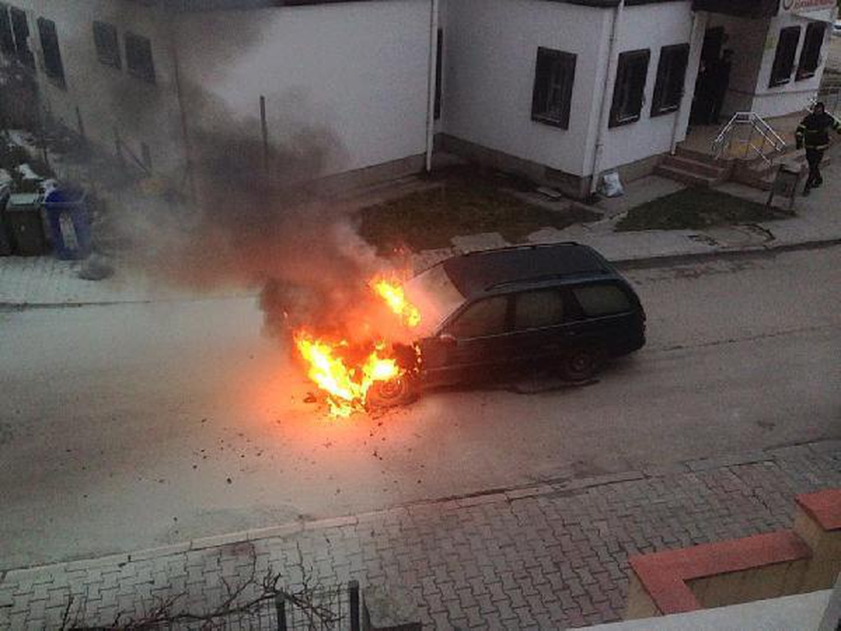 Çocuklarını bindirmeye hazırlandığı otomobili alev aldı