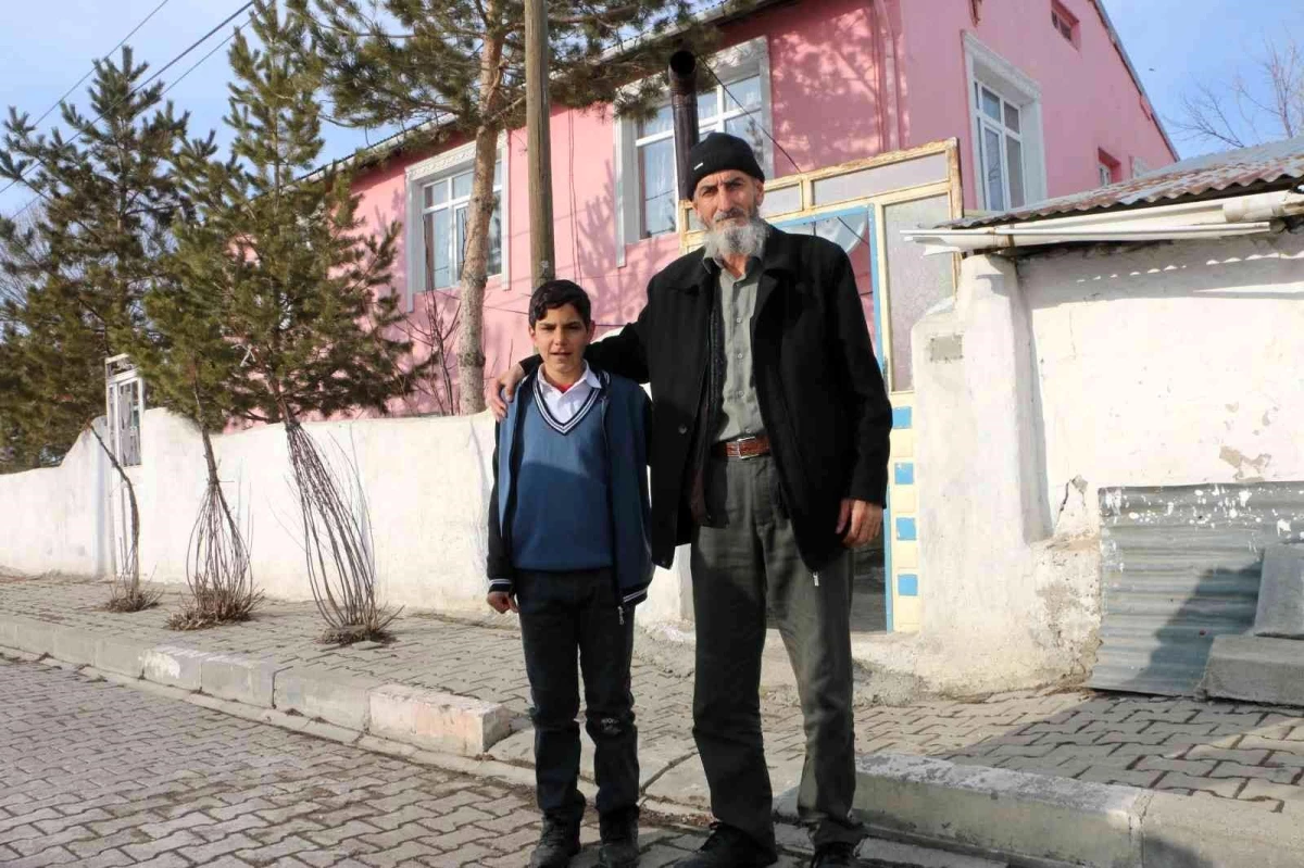 Dede ve torunu buz tutan boruya sıkışan kedi için seferber oldu