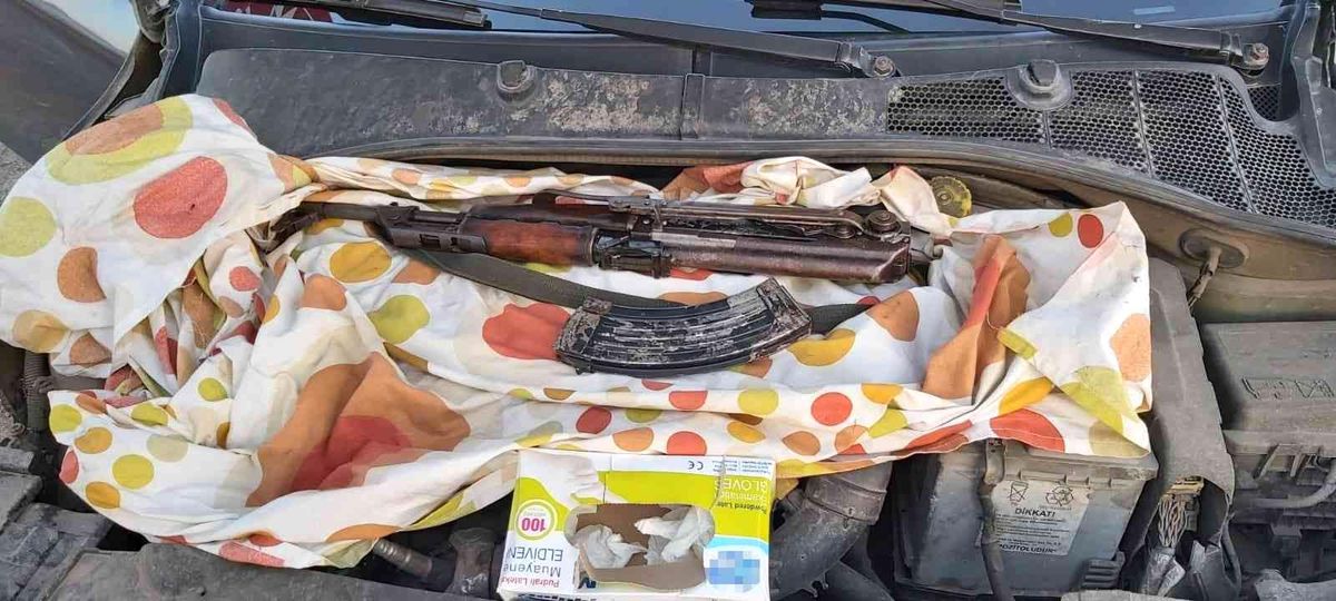 Diyarbakır\'da aracın ön kaputunda şarjörü dolu uzun namlulu silah geçirildi