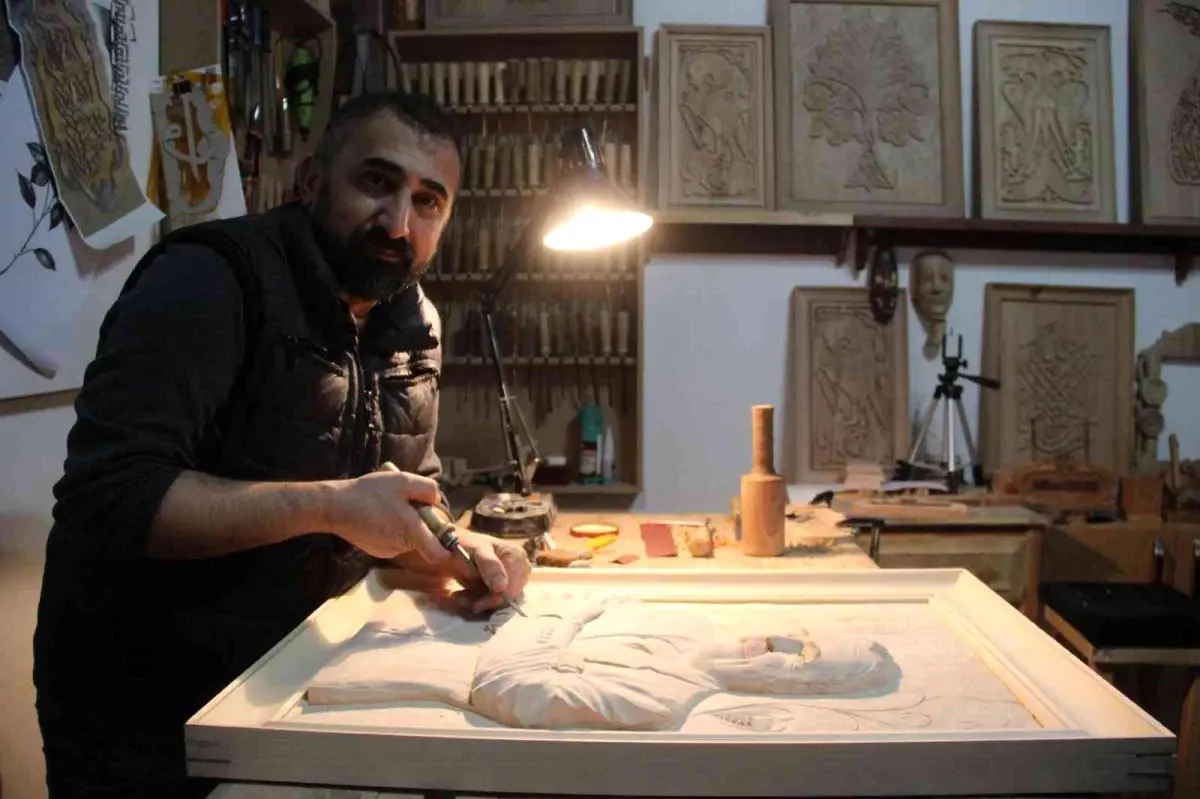 Fotoğrafları ahşaba işliyor