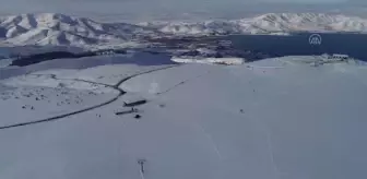 Göl manzaralı kayak merkezinde kar bereketi