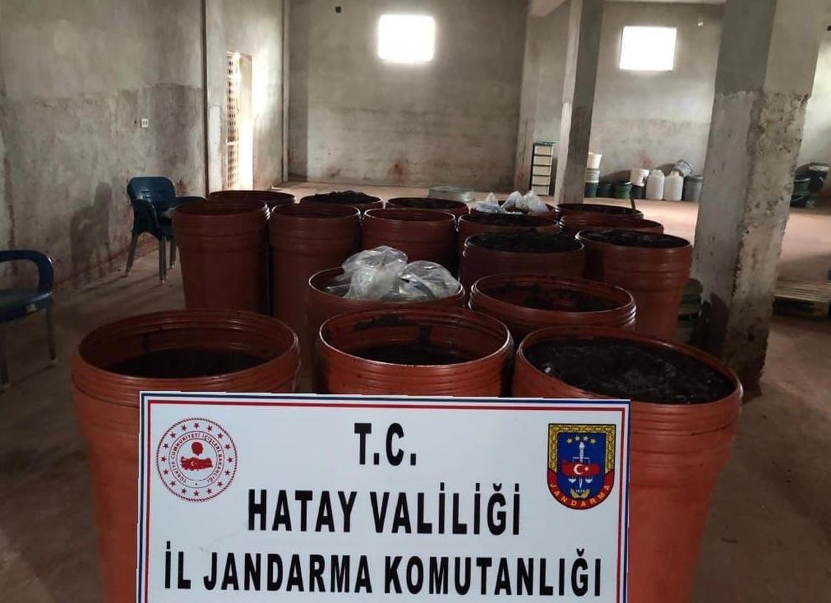 Hatay\'da 4,9 ton bozuk biber salçası piyasaya sürülmeden imha edildi