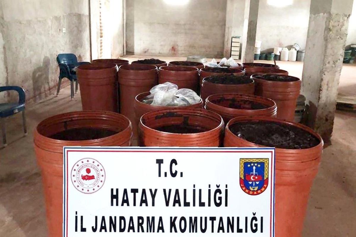 Hatay\'da 4 ton 900 kilo bozuk biber salçası ele geçirildi
