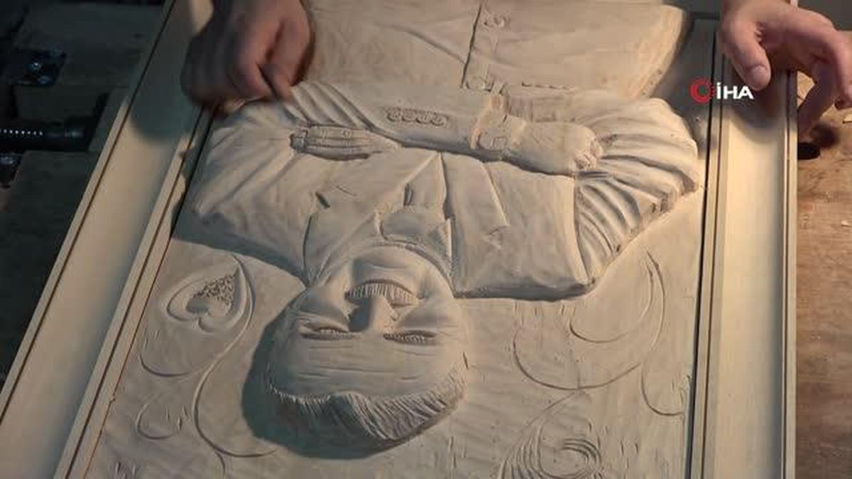 İnsan fotoğraflarını ahşaba işliyor