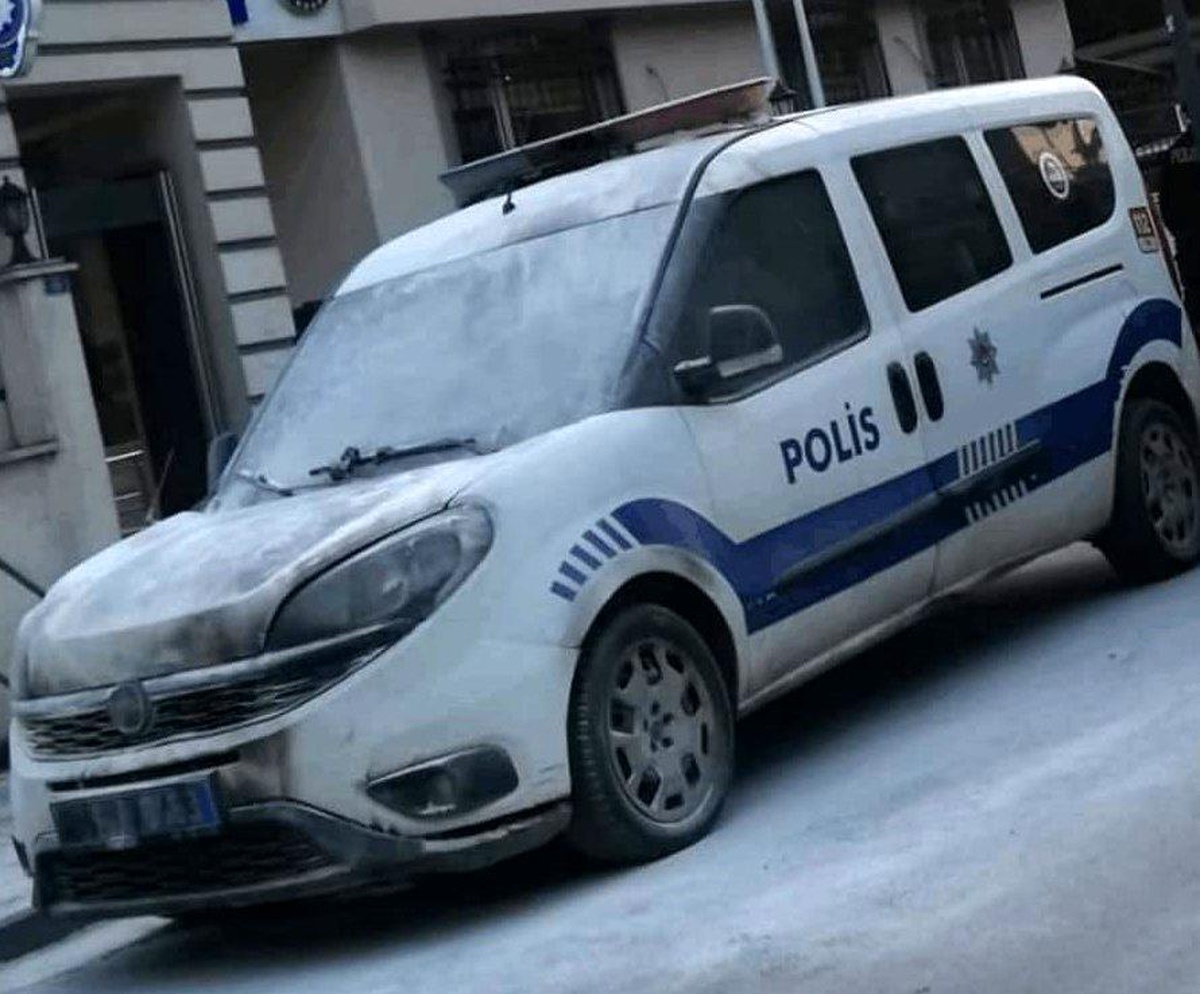 Karakolun önündeki polis otosunu yaktı