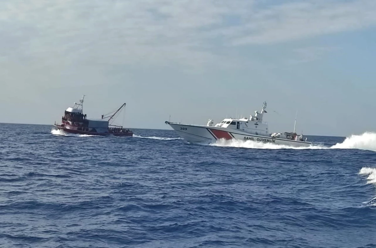 KKTC açıklarında balıkçı teknesinde 334 düzensiz göçmen yakalandı