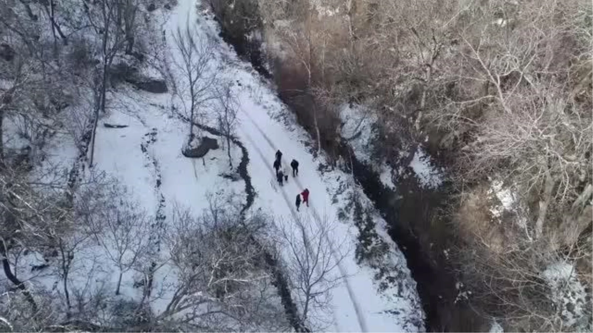 Koramaz Vadisi\'nde ziyaretçiler, karlı havada yürüyüşün tadını çıkarıyor