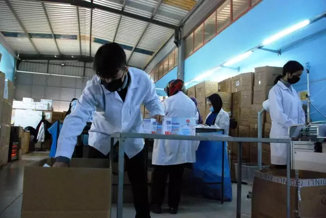 Fabrika gibi okul! Maske üreterek 2 yılda 7 milyon lira ciro yaptılar Fabrika gibi okul! Maske üreterek 2 yılda 7 milyon lira ciro yaptılar