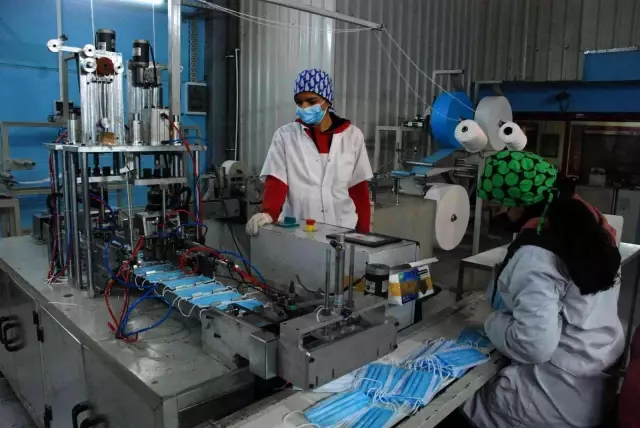 Fabrika gibi okul! Maske üreterek 2 yılda 7 milyon lira ciro yaptılar Fabrika gibi okul! Maske üreterek 2 yılda 7 milyon lira ciro yaptılar