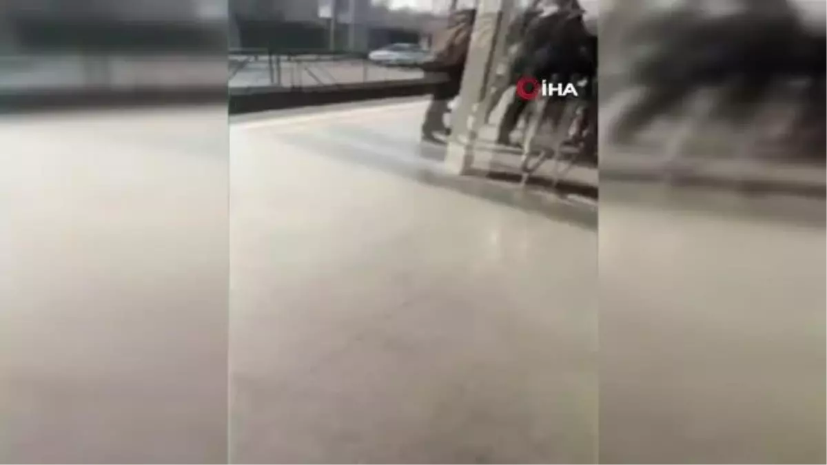Son dakika haberi... Metro durağında yumruklu kavga kamerada