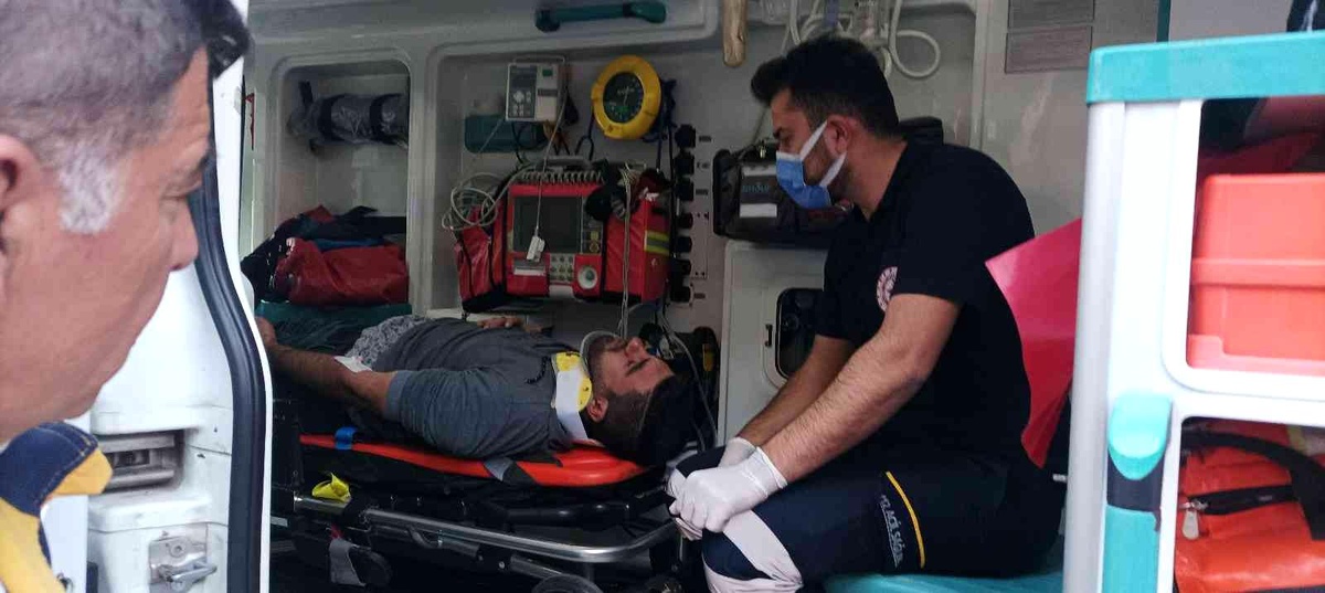 Otomobil ile hafif ticari araç çarpıştı: 1 yaralı