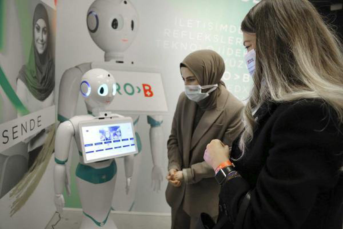 \'Refakatçi robot\' Bursa\'da tanıtıldı