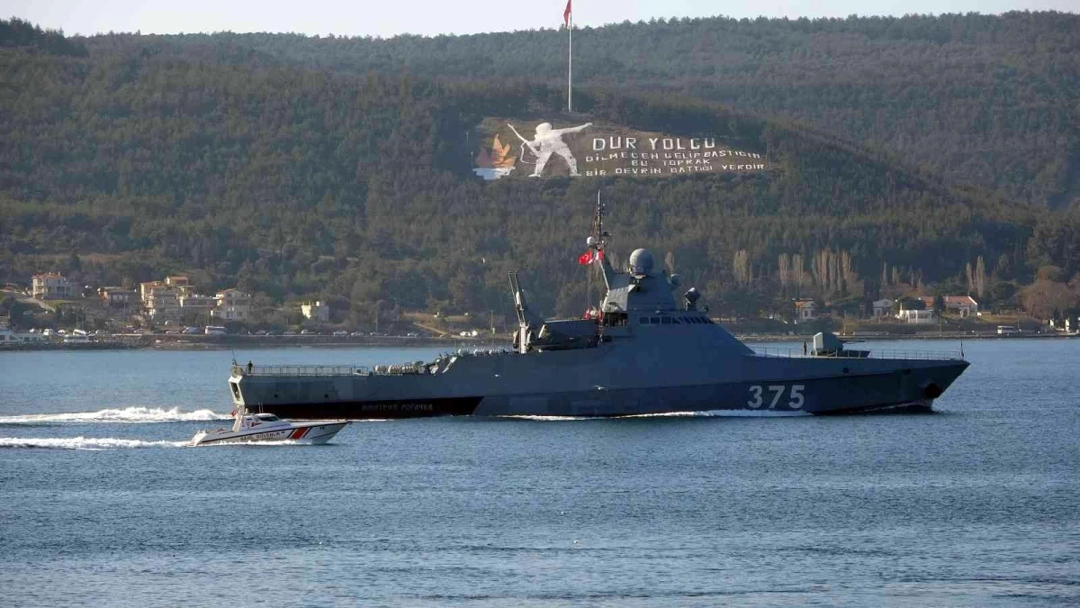 Rus savaş gemisi \'Dmitry Rogachev\' Çanakkale Boğazı\'ndan geçti