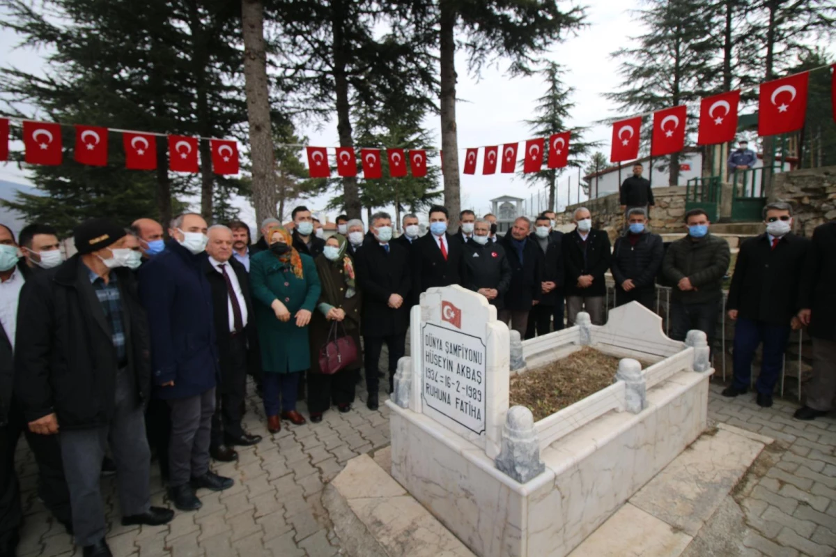 Şampiyon güreşçi Hüseyin Akbaş, Tokat\'taki mezarı başında anıldı