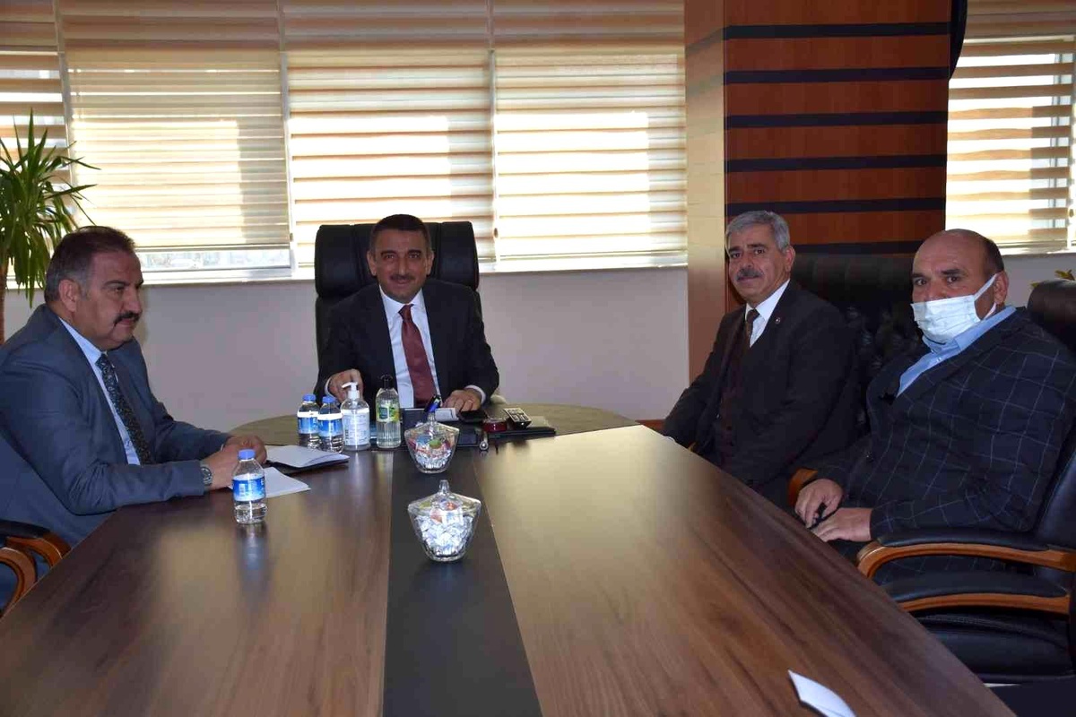 Siirt Valisi Hacıbektaşoğlu, köy muhtarlarının sorunlarını dinledi