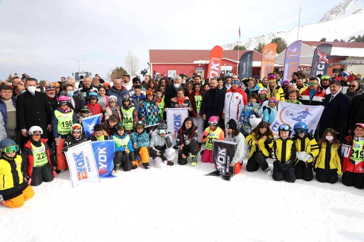 Snowboard yarışlarında dereceye giren sporcular ödüllendirildi