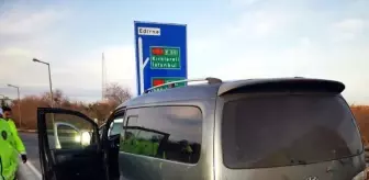 Sürücüsünün 'dur' ihtarına uymadığı minibüsten 3 kaçak göçmen çıktı