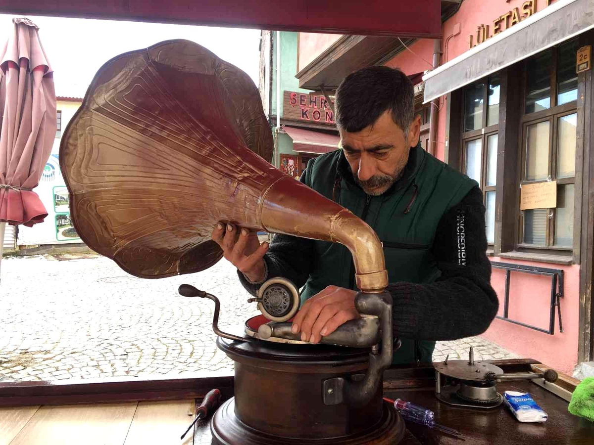 Tarihi gramofonuna gözü gibi bakıyor