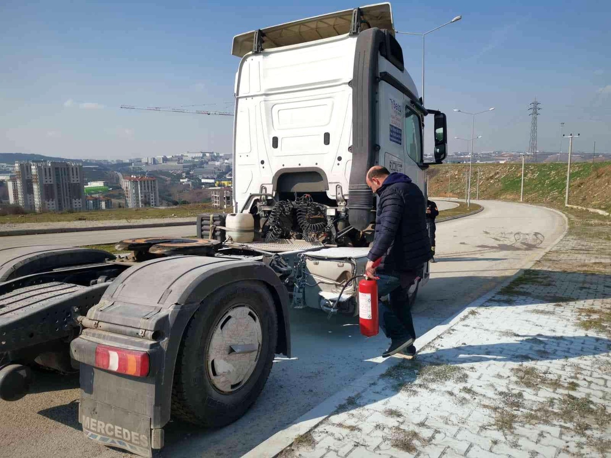 Tırın alev almasını yangın söndürme tüpüyle engelledi
