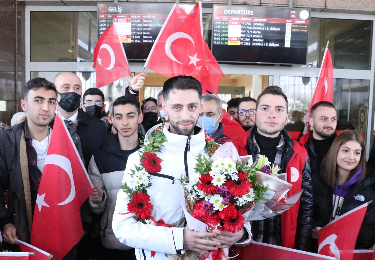 "Uçan Türk", Erzurum\'da çiçeklerle karşılandı