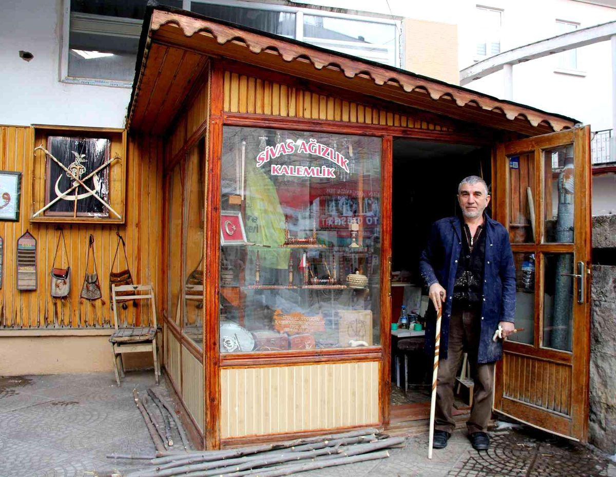 4 metrekarelik dükkanda bir kültürü yaşatıyor
